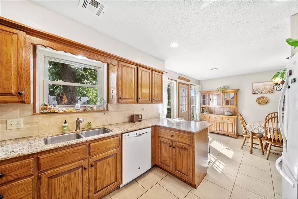 Kitchen - 1321 Quail Run Cir, Bentonville, AR 72712 photo 1 of 4