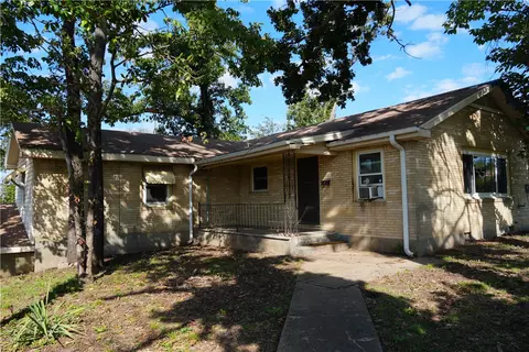 902 N 9th St, Rogers, AR 72756