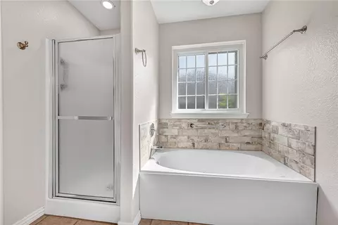 Bath - 107 Fox Run, Centerton, AR 72719 photo 2 of 3