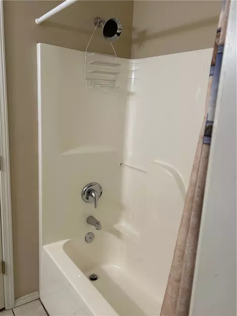 Bath - 1615 Spring Rd #14, Harrison, AR 72601 photo 2 of 5
