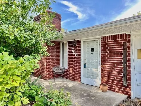 706 NW 5th St, Bentonville, AR 72712