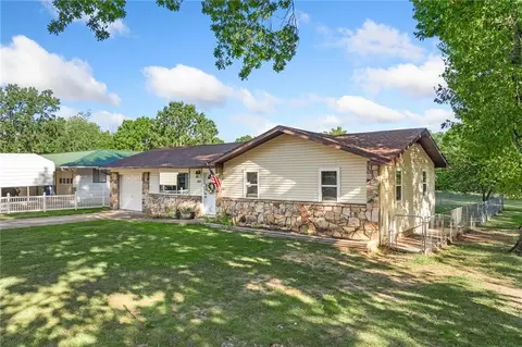 323 Pine St, Lead Hill, AR 72644