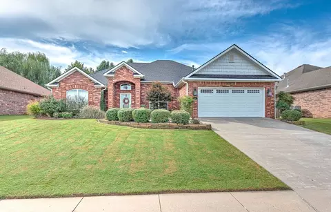 206 W Camelot Dr, Rogers, AR 72756