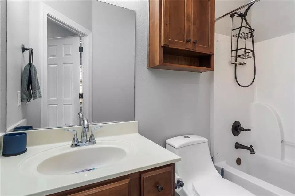 Bath - 3605 W Legacy Ln, Rogers, AR 72758 photo 3 of 5