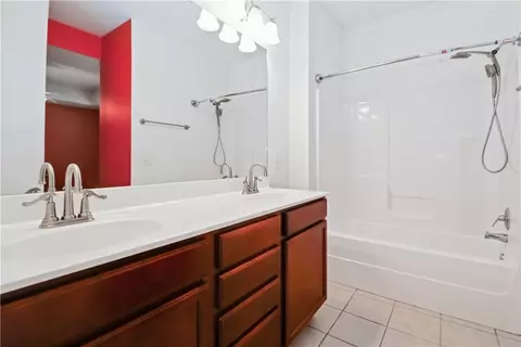 Bath - 1195 Apache Trl, Springdale, AR 72764 photo 3 of 5