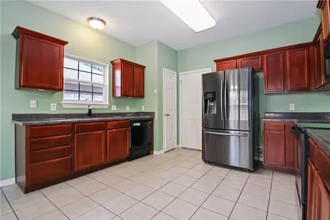 Kitchen - 1195 Apache Trl, Springdale, AR 72764 photo 2 of 5