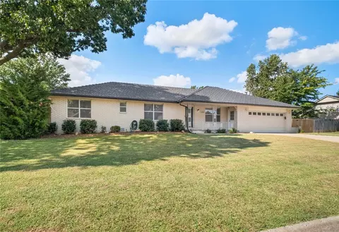 1203 W Countrywood Cir, Rogers, AR 72756