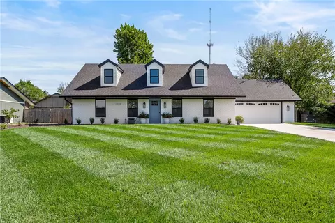 1004 Robin Haven Dr, Bentonville, AR 72712