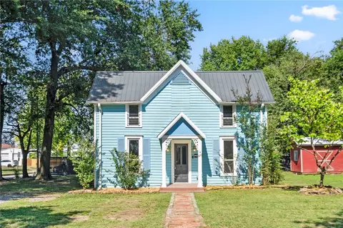 616 W Center Ave, Springdale, AR 72764