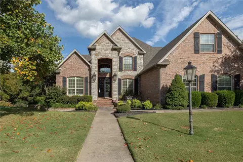 2670 N Candlewood Dr, Fayetteville, AR 72703
