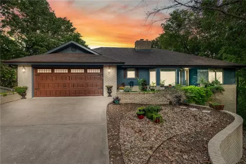 1 Leyburn Ln, Bella Vista, AR 72715