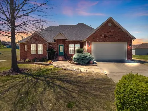 1 Fairway Dr # D, Holiday Island, AR 72631