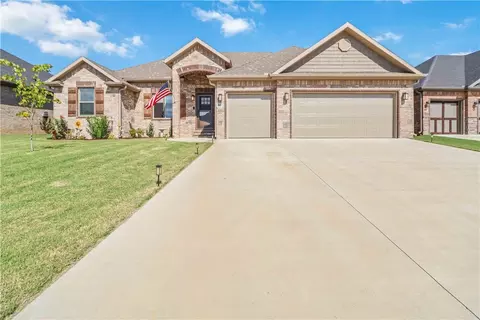 922 E Pinnacle St, Prairie Grove, AR 72753
