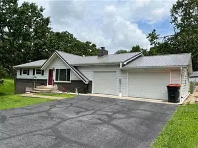 111 Robinhood Dr, Cassville, MO 65625