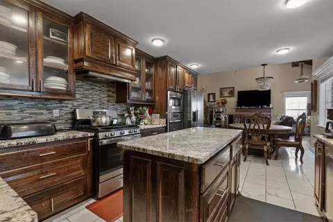 Kitchen - 5475 Colvin Pl, Lowell, AR 72745 photo 2 of 8