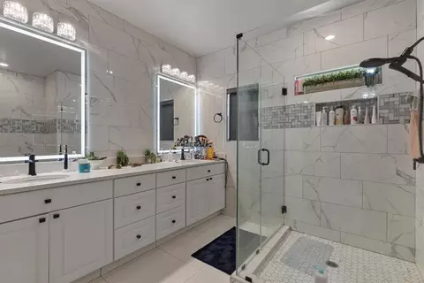Bath - 5475 Colvin Pl, Lowell, AR 72745 photo 1 of 6