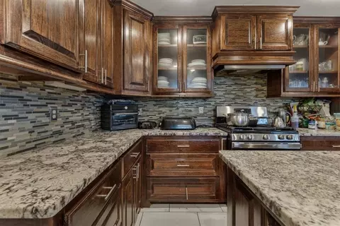Kitchen - 5475 Colvin Pl, Lowell, AR 72745 photo 3 of 8
