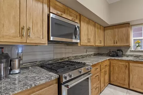 Kitchen - 5475 Colvin Pl, Lowell, AR 72745 photo 5 of 8