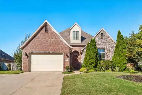 5700 S Berry Farm Dr, Rogers, AR 72758