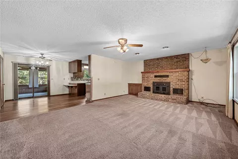 2 Knighton Dr, Bella Vista, AR 72715