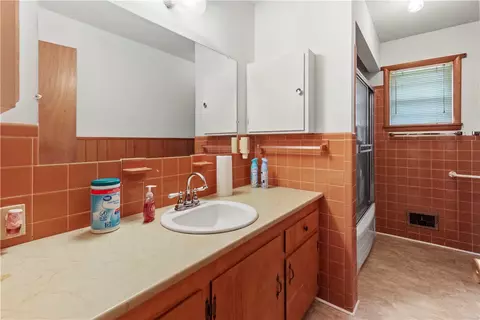 Bath - 119 Carr Ct, Harrison, AR 72601 photo 1 of 1