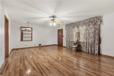 Living - 119 Carr Ct, Harrison, AR 72601 photo 3 of 4