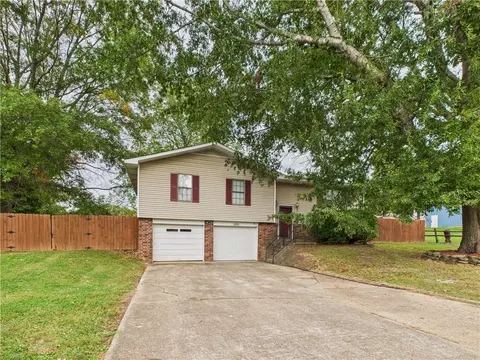 875 Meadow Ln, Harrison, AR 72601