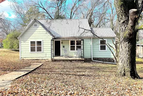 424 S Vine St, Harrison, AR 72601