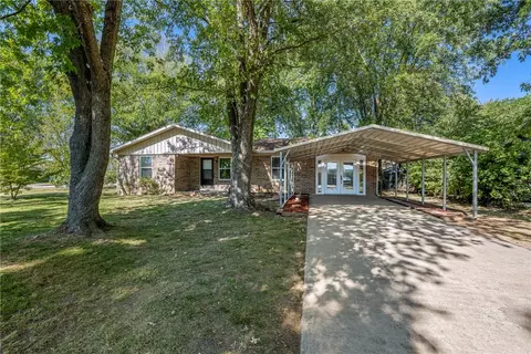 102 Canary Dr, Farmington, AR 72730