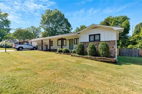 2383 Yorkwood Dr, Fayetteville, AR 72703