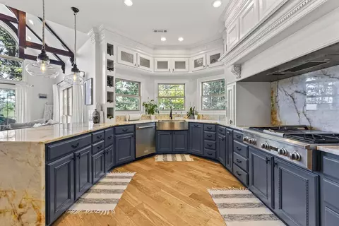 Kitchen - 10392 Cedar Pointe Dr, Lowell, AR 72745 photo 2 of 2