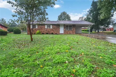 904 SW 4th Ave, Gravette, AR 72736