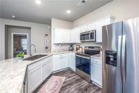 Kitchen - 911 Belhaven Rd, Centerton, AR 72719 photo 2 of 3