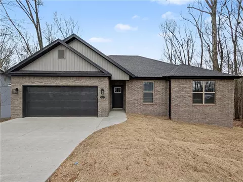 61 London Dr, Bella Vista, AR 72715