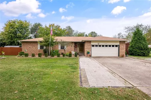 618 N Oakwood St, Lowell, AR 72745