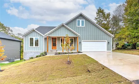 4 Egton Dr, Bella Vista, AR 72714