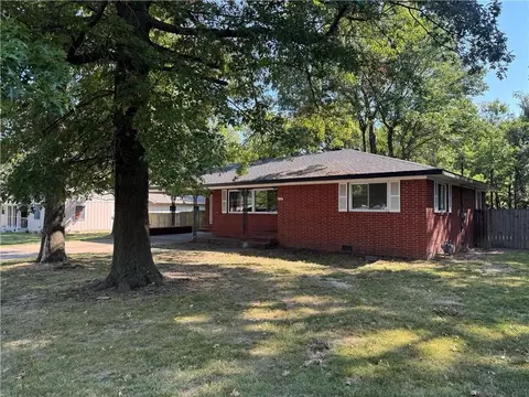 713 Maple Dr, Springdale, AR 72764