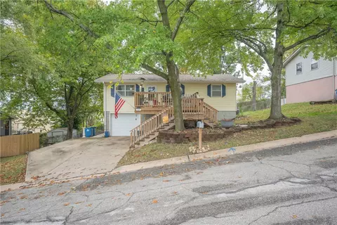 217 Hillcrest Dr, Neosho, MO 64850