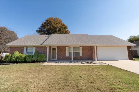 615 Honeysuckle St, Lowell, AR 72745