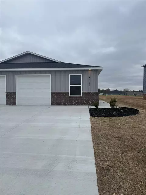 402 W Cloud Dr # B, Siloam Springs, AR 72761