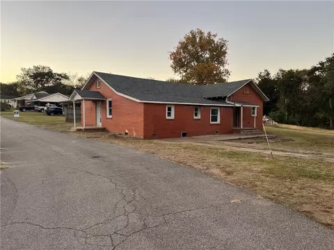 600 Carver St, Ozark, AR 72949