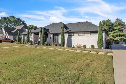 24 S Windsor Dr, Rogers, AR 72758