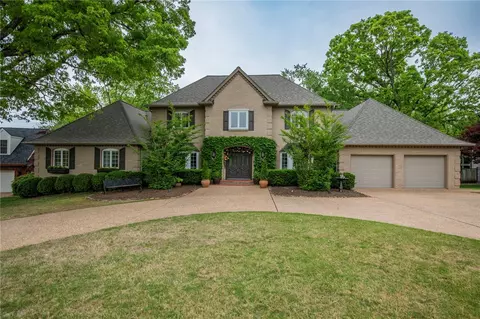 214 El Contento Dr, Bentonville, AR 72712