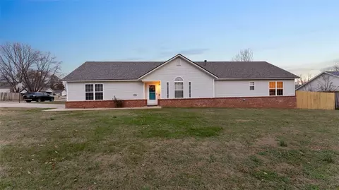 774 Double Springs Rd, Fayetteville, AR 72704