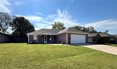 820 W Deer Lodge Ct, Siloam Springs, AR 72761