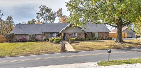 1126 S 13th St, Rogers, AR 72758