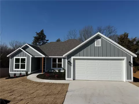 6 Dillow Ln, Bella Vista, AR 72714