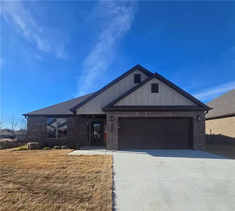 2304 N Lexington St, Siloam Springs, AR 72761