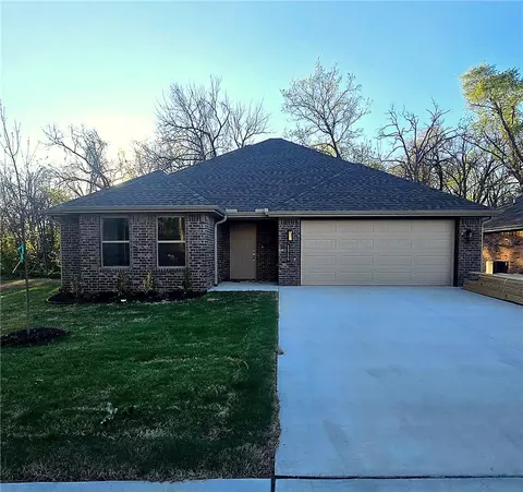 1315 Valley Dr, Gentry, AR 72734