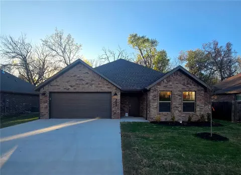 1313 Valley Dr, Gentry, AR 72734